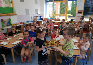 dzieci prezentują ziołowe mini chlebki od pań